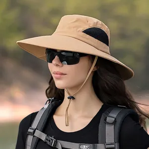 Cappello da sole kaki a tesa larga con rete traspirante e cinturino per escursioni