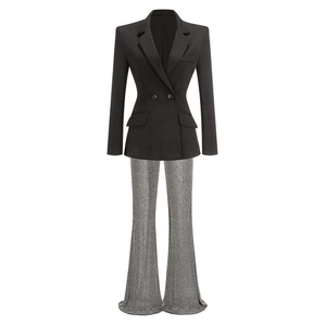 Détail de blazer noir col V cintré et pantalon patte d'eph argenté à paillettes