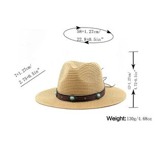 Dettaglio di un cappello di paglia con fascia in pelle e pietra turchese decorata