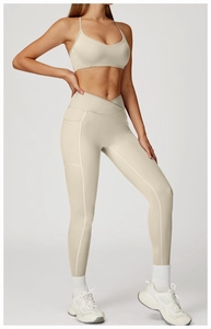 Vue détaillée du legging de yoga taille haute avec poches latérales et taille croisée