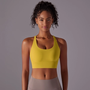 Vista frontale di un reggiseno sportivo giallo brillante con scollo a U e spalline larghe