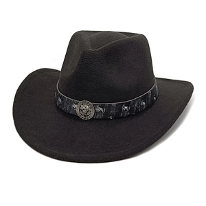 Détail du chapeau de cowboy en feutre noir avec emblème tête de lion et clous métalliques