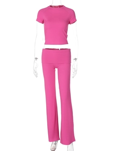 Dettaglio del set a coste rosa con crop top e pantaloni a zampa a vita alta