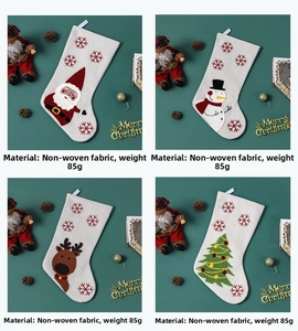 Lot de 4 chaussettes de Noël avec motifs Père Noël, renne et bonhomme de neige