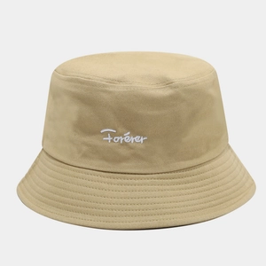 Détail de la broderie Forever blanche sur le chapeau bob en sergé de coton kaki