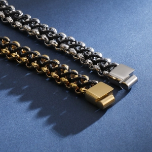 Détail de bracelets en cuir tressé avec perles en acier or et argent et fermoir magnétique