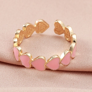 Dettaglio dell'anello a cuore in smalto rosa regolabile con bordo dorato lucido