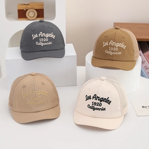 Casquette baseball en mesh brodée rétro pour enfants en quatre couleurs vintage d'été