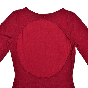 Détail de la découpe circulaire au dos et du bouton sur une robe rouge foncé scintillante