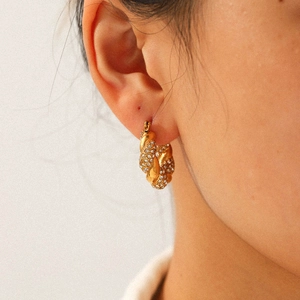 Chic 18K gold plated stainless steel twisted hoop earrings with sparkling crystals