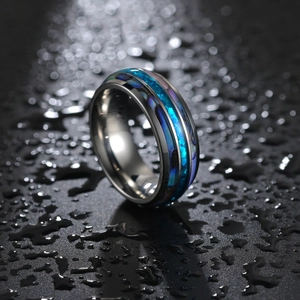 Gros plan détaillé d'une bague en titane pour homme avec incrustation d'opale
