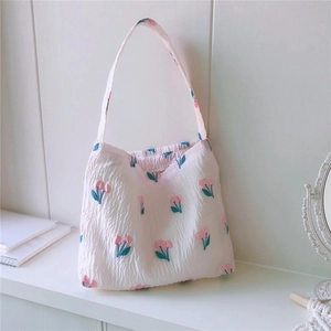 Détail du sac cabas en toile à motif cerises roses avec tissu crépon et bandoulière large
