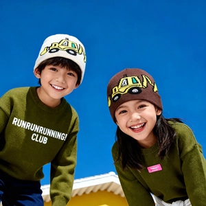 Berretto invernale in maglia per bambini con motivo escavatore e maglione verde oliva
