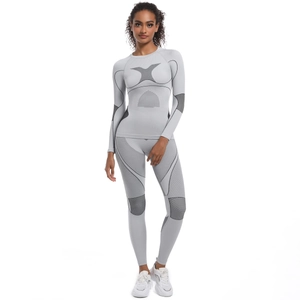 Détail de l'ensemble de sport gris sans couture avec motifs de maille ergonomiques