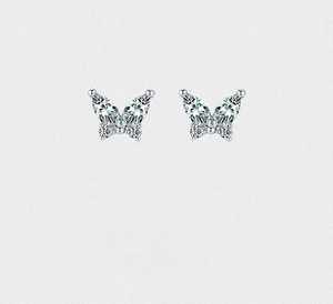 Gros plan sur les boucles d'oreilles papillon en argent S925 avec zircons scintillants