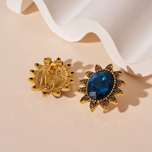 Details von Vintage-Goldohrringen mit blauem Edelstein und sicherem Steckverschluss-Design