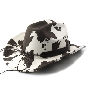 Détail d'un chapeau de cowboy en suède à motif vache avec bande cuir et cordon réglable