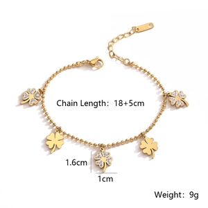 Detailed view of gold plated stainless steel clover bracelet with 18+5cm adjustable chain
