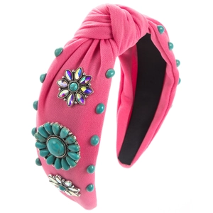 Detailstruktur des rosa Stoff-Stirnbands mit türkisen Perlen und Blumensteinen