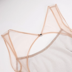 Détail du tissu scintillant en tulle et fermeture à bouton métallique sur la robe