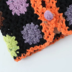 Détail du gilet au crochet fait main avec patchwork coloré et texture de maille unique
