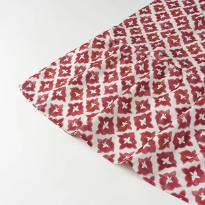Détail de l'imprimé floral géométrique rouge et blanc sur l'ensemble de vacances d'été