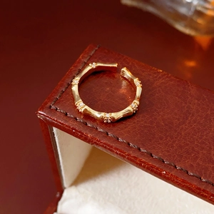 Vue détaillée de la bague ajustable style bambou doré avec incrustations de zircons
