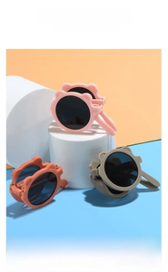 Vue détaillée de lunettes de soleil pliables pour enfants en forme d'ours multicolores