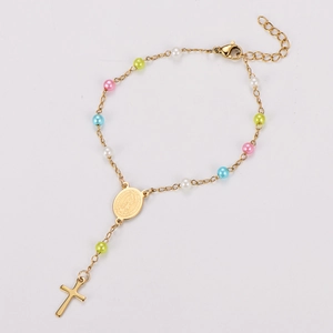 Details des 18k vergoldeten Edelstahl-Rosenkranz-Armbands mit Perlen und Kreuzanhänger