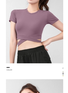 Detalle del diseño de cintura cruzada en una camiseta de yoga ajustada de manga corta