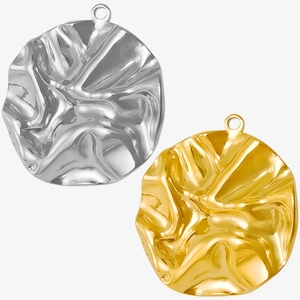 Détail de pendentifs ronds froissés en or et argent pour la création de bijoux DIY