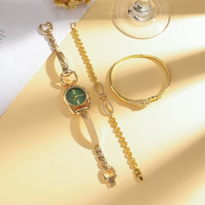 Elegantes Gold-Uhrenset mit grünem Zifferblatt, Schleifenarmband und Panther-Reif