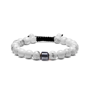 Bracciale regolabile con perline di turchese bianco ed ematite su sfondo bianco puro