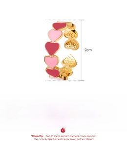 Dettaglio dell'anello in rame dorato con cuori in smalto rosa e dimensioni