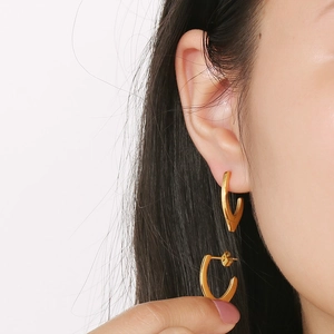 Minimalistische U-förmige 18k vergoldete Edelstahl-Creolen am Modell