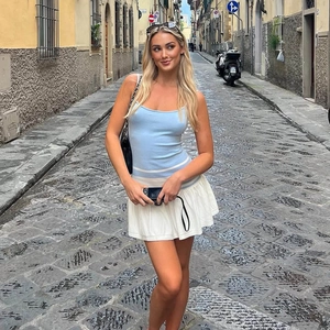 Robe courte moulante dos nu sexy pour l'été en bleu clair et blanc avec blocs de couleurs