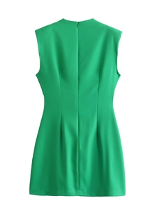 Détail de la robe verte sans manches avec fermeture éclair invisible et plis à la taille