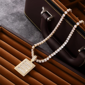 Ciondolo rettangolare dorato con zirconi su un'elegante collana in stile tennis