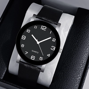 Détail macro de montre à quartz décontractée pour homme avec cadran noir et bracelet en cuir