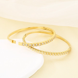 Bracelet jonc élégant en acier titane doré avec pavé de zircons et fermoir charnière