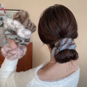 Elegante elastico per capelli in peluche a righe da donna in colori beige e marrone