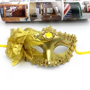 Detail der goldenen Maskerade-Maske mit Pailletten und einer großen dekorativen Stoffblume