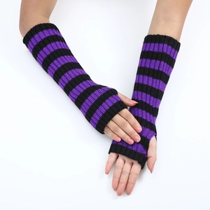 Dettaglio di scaldabraccia in maglia a righe viola e nere senza dita su fondo bianco