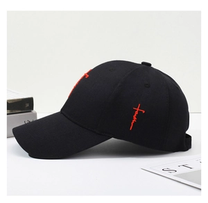 Detail der roten Faith Stickerei auf der schwarzen Baumwoll-Baseballkappe