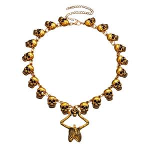 Gothic schedel ketting met kleine doodskoppen en skelet hanger in antiek gouden afwerking