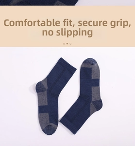 Detailansicht der blau-grauen Merinowoll-Wandersocken für Herren-Outdoor-Aktivitäten