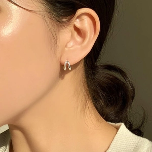 Minimalist 925 sterling silver double-layered arched earrings on model