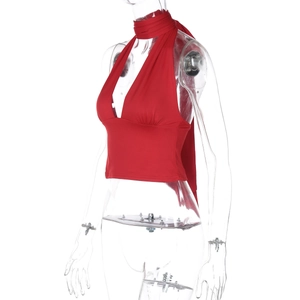 Vue latérale du haut court rouge dos nu avec licou et détails de bretelles croisées