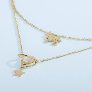 Collana a doppio strato in acciaio dorato con pendenti unicorno, pianeta e stella