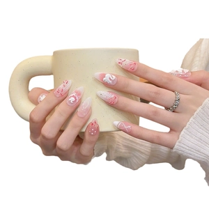 Faux ongles faits main avec cygne 3D et dégradé rose-blanc en forme d'amande élégante